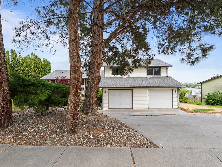 212 Edgewood Dr — Photo 2