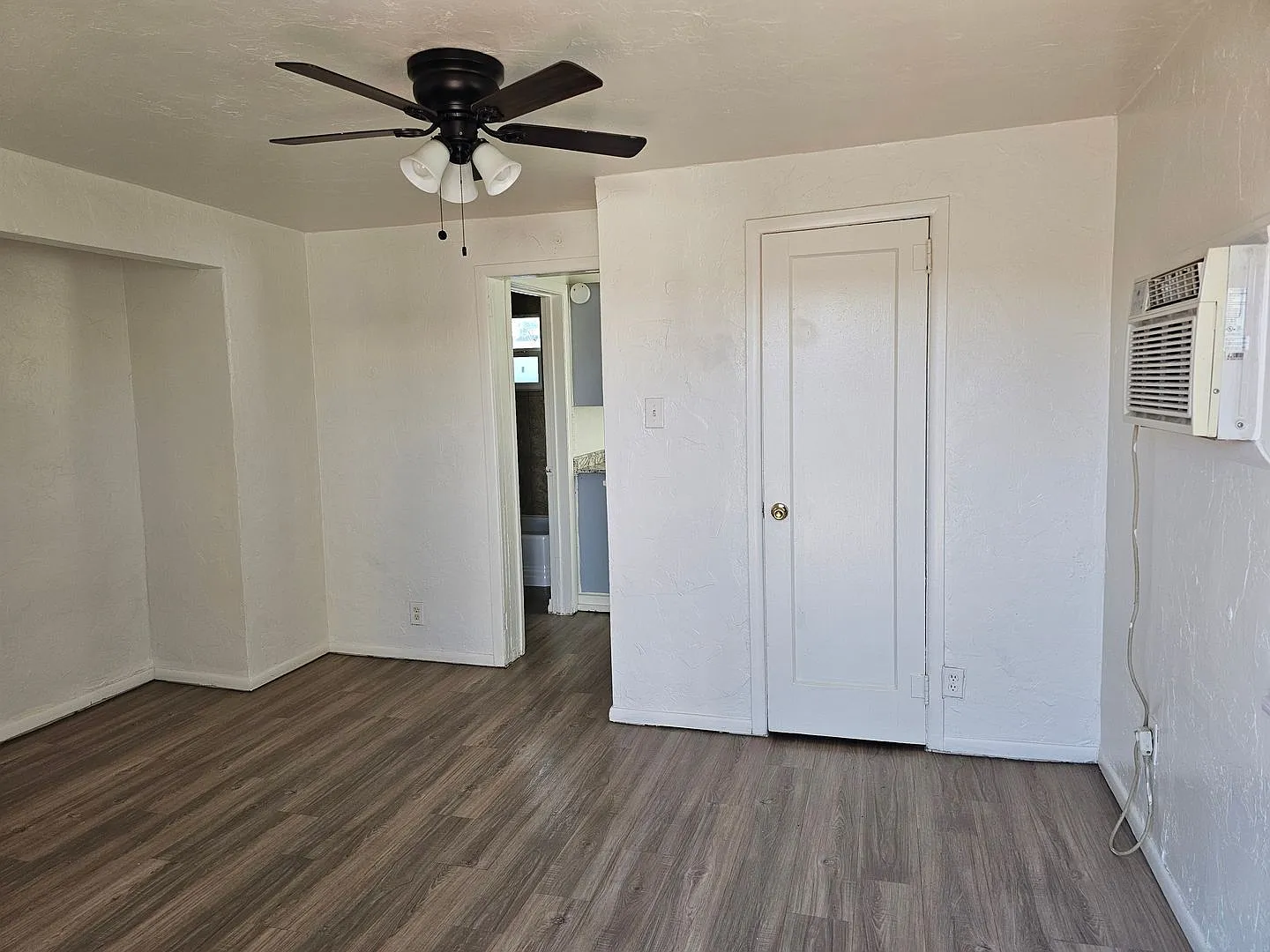 Studio, 1.0 bath, 280 sqft, $615 — Photo 4