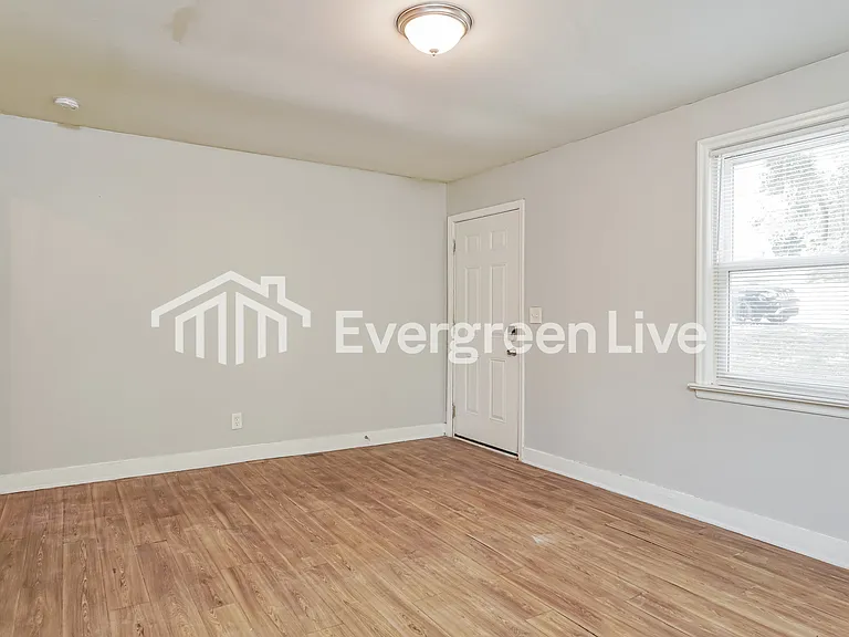 129 Winburn St — Photo 4