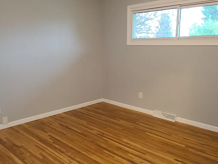 1143 Avenue C NW — Photo 12