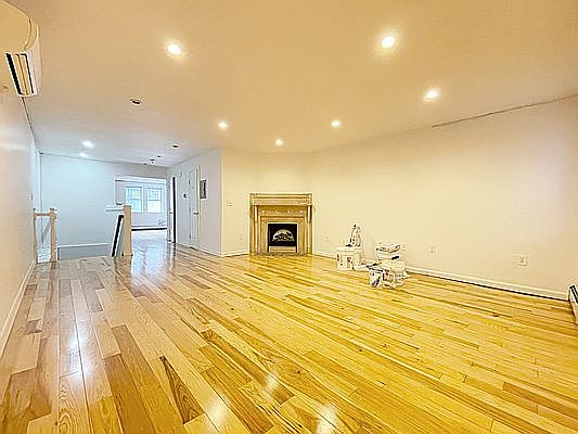 2nd image of 236 W 139th St