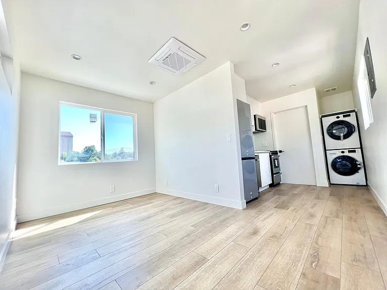 437 1/2 N Mountain View Ave — Photo 2