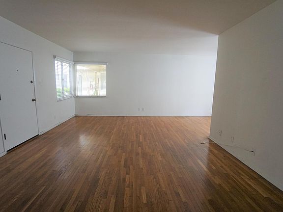 4th image of 1302 S Saltair Ave #5-A