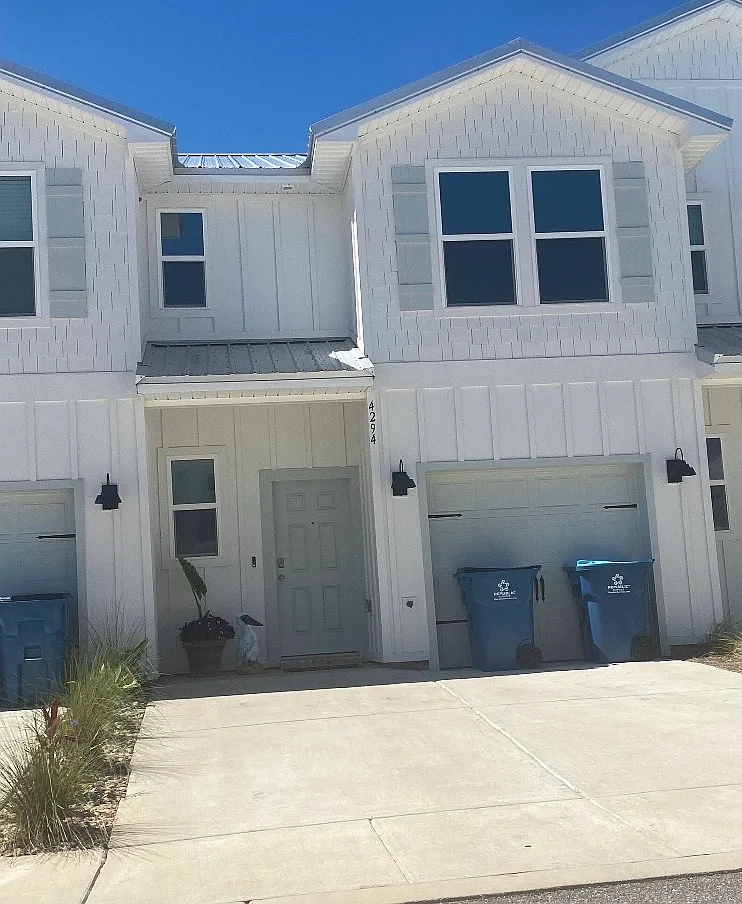 3 bed, 1437 sqft, $2,900 — Photo 1