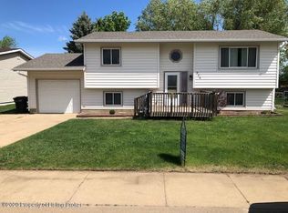 838 28th St W, Dickinson, ND 58601