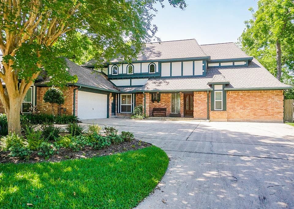 Another great Quail Valley home, this one is on a gorgeous golf course lot