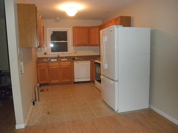 3rd image of 912 Rolling Green Dr