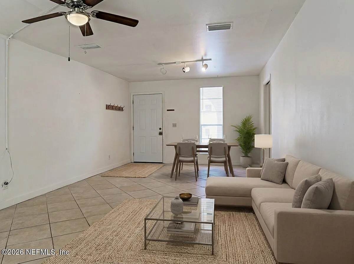 1 bed, 1.0 bath, 725 sqft, $1,100 — Photo 2