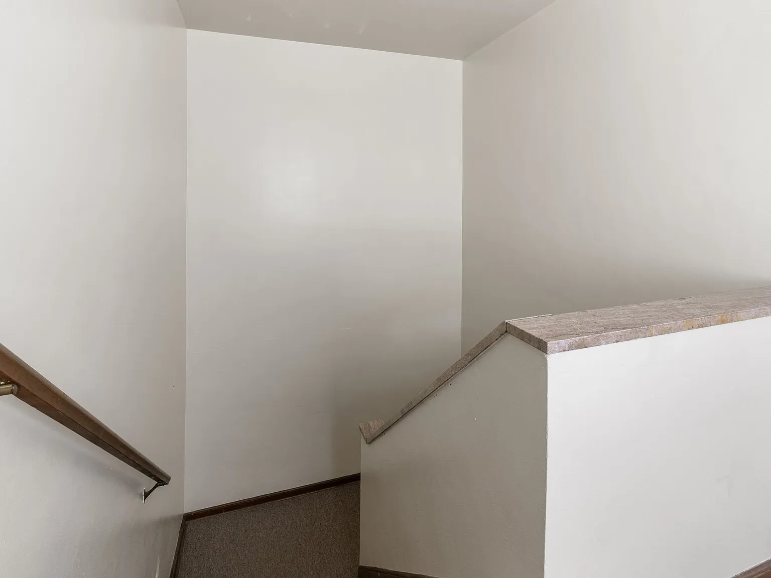 2 bed, 6048 sqft, $1,300 — Photo 3