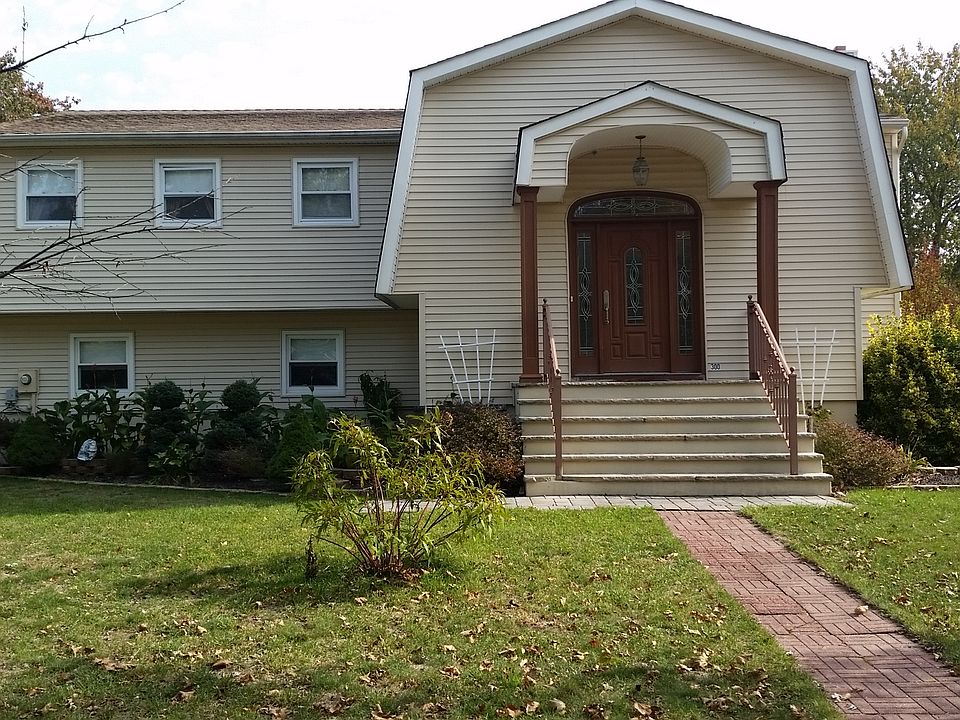 1st image of 300 Lynwood Pl