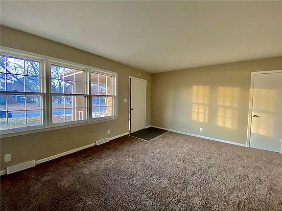 3rd image of 1331 Meadow Ln