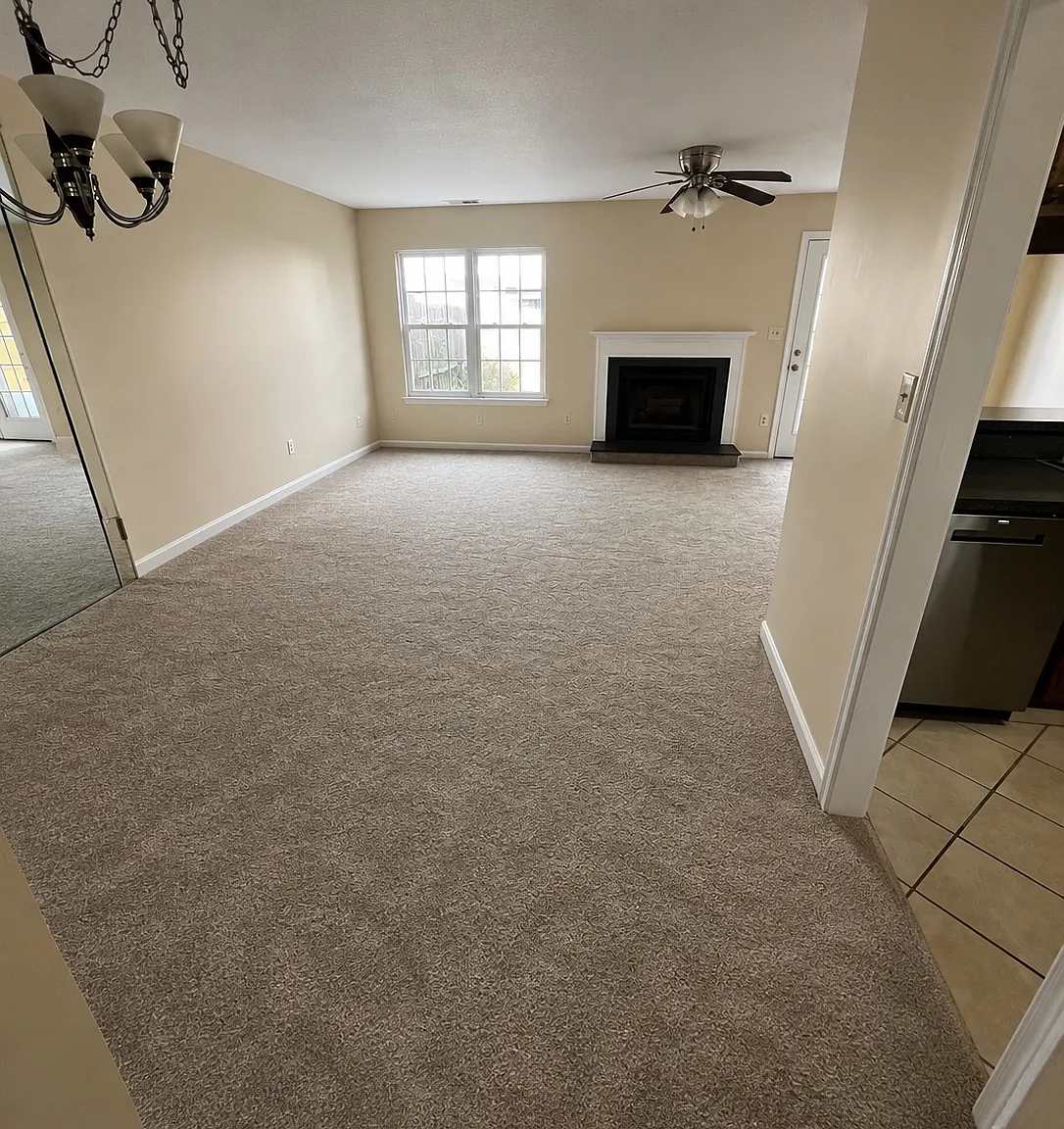 3 bed, 2.5 bath, 1600 sqft, $900 — Photo 2