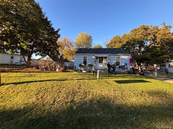 1325 Norton St, Burton, MI 48529