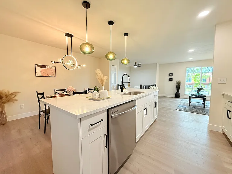 4770 Newton Dr — Photo 9