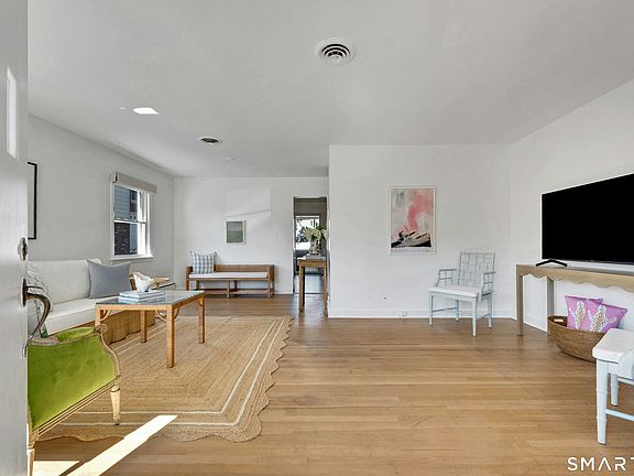 4th image of 69 Willowbrook Avenue