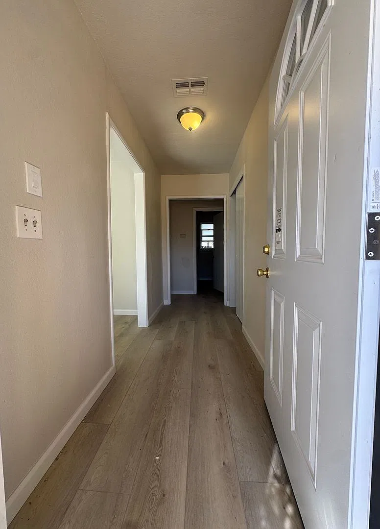 Charming 3-Bedroom Home with Spacious yard and Business Potential — Photo 3