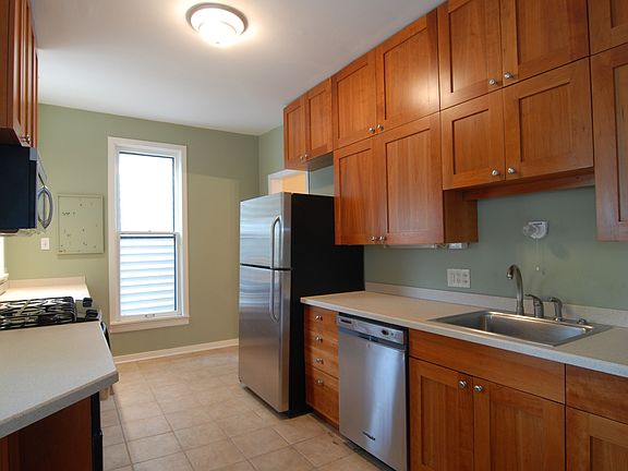 3rd image of 2121 W Sunnyside Ave