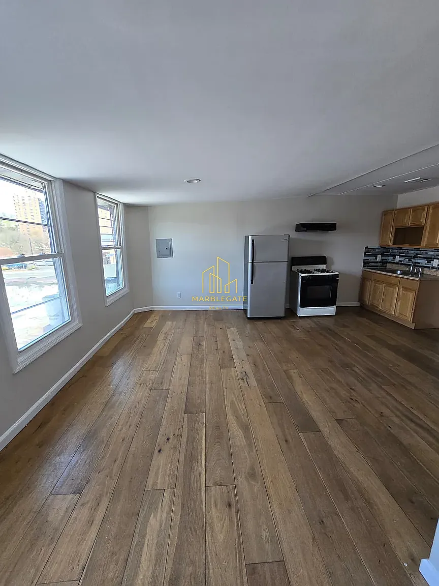 3 bed, 1050 sqft, $1,995 — Photo 4