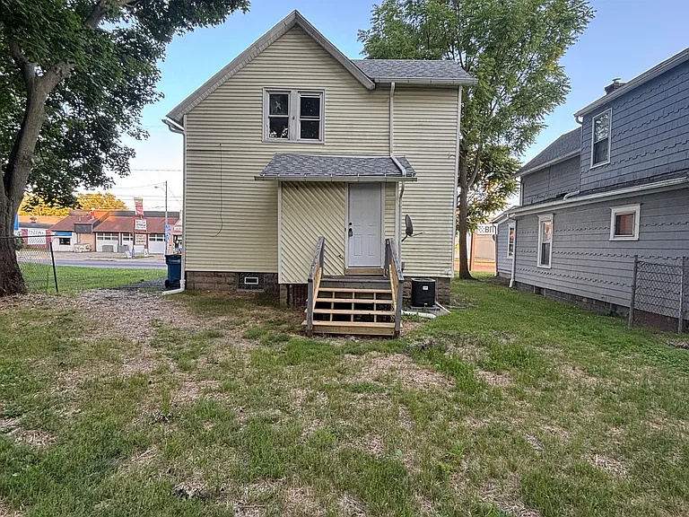 1082 Wooster Rd N — Photo 2