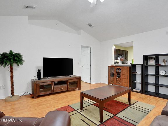 3rd image of 1921 WILLESDON Drive W