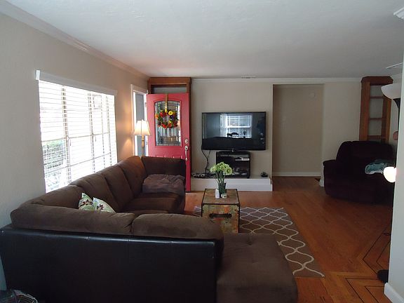 4th image of 109 Marilyn Ave