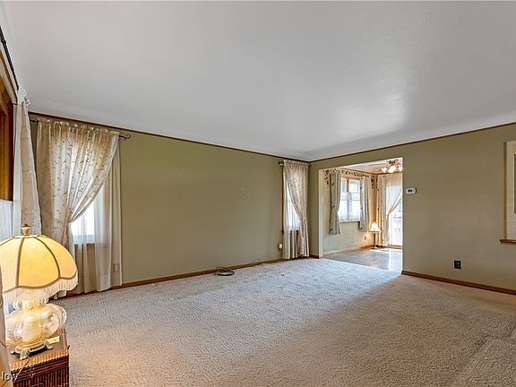 3rd image of 6913 Greenleaf Ave