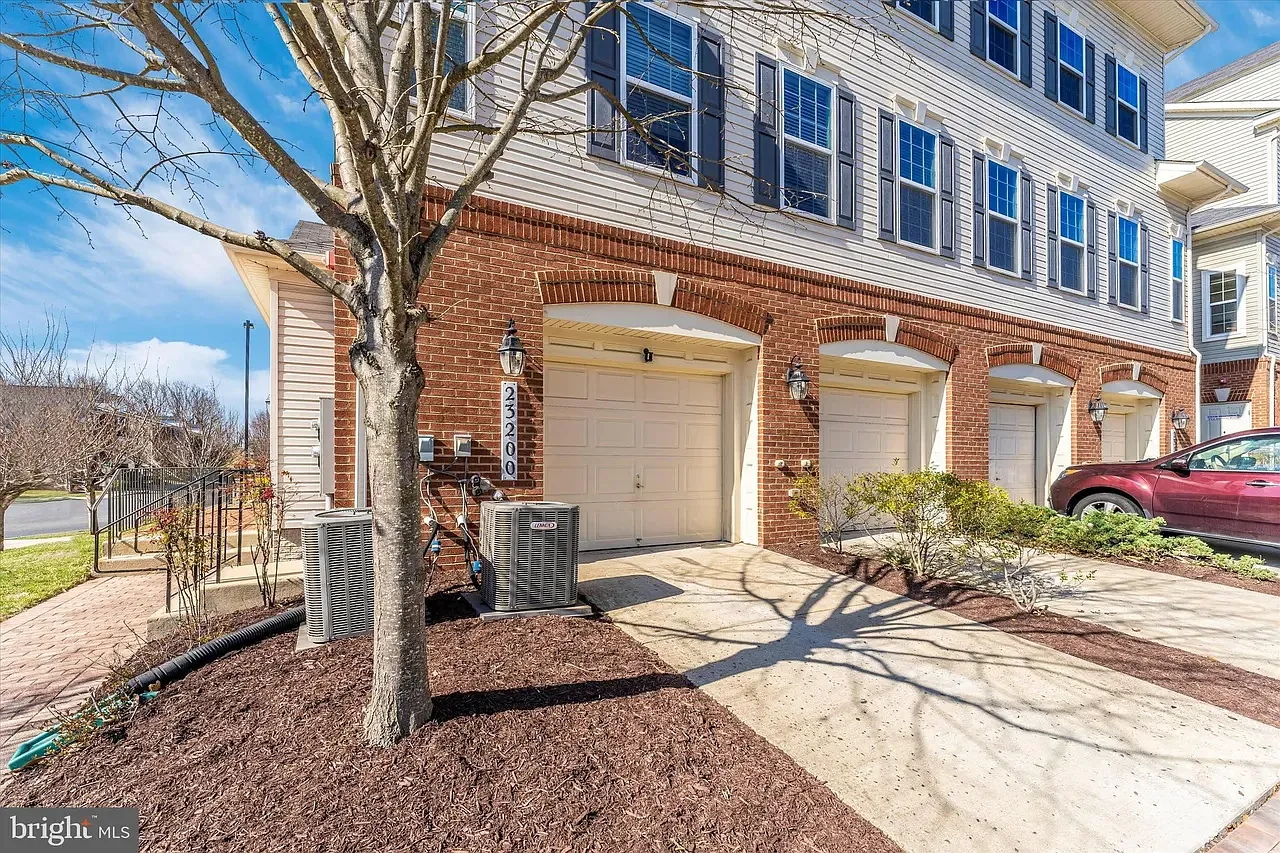 3 bed, 2.5 bath, 2193 sqft, $3,150 — Photo 2
