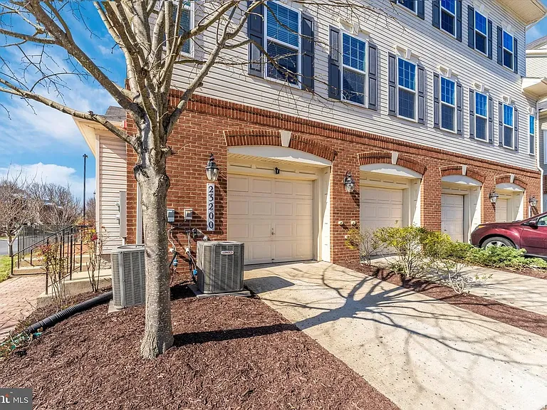 23200 Shaws Tavern Ct — Photo 2