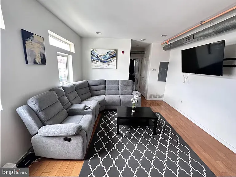 117 W Girard Ave #1 — Photo 3