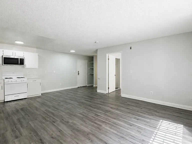 226 South Serrano — Photo 18