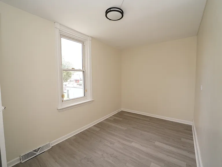 407 S Claymont St — Photo 6