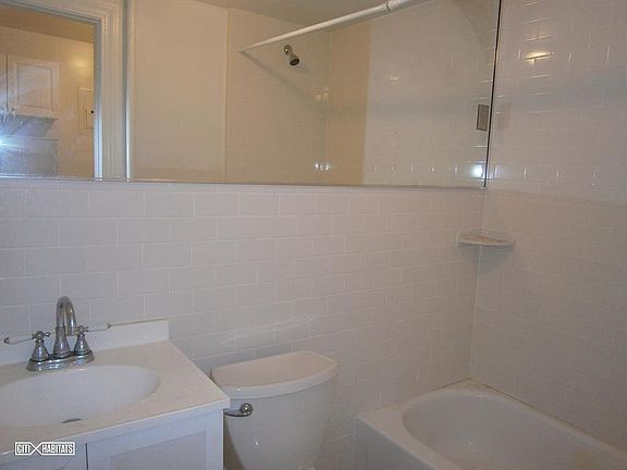 4th image of 135 E 61st St APT 1B