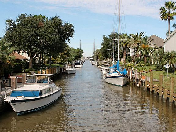 Gorgeous view down the canal. Doesn't get much better than this!