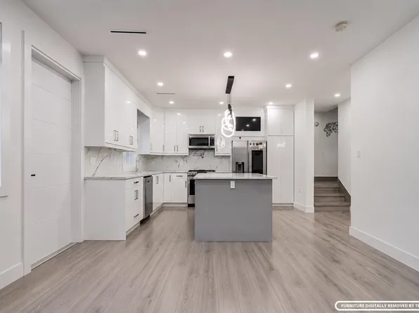 4675 Canada Way #2, Burnaby, BC V5G 1G4