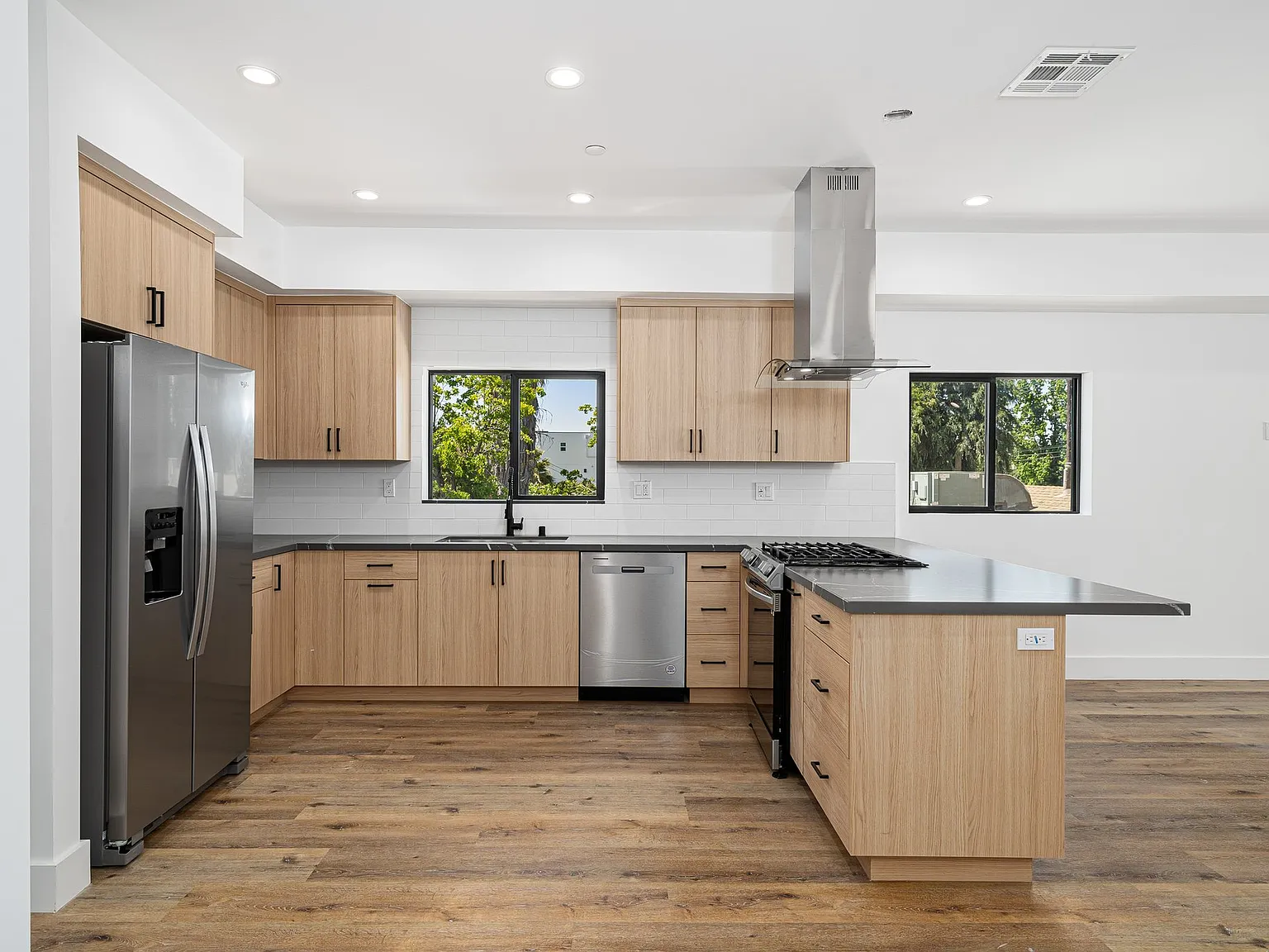 3 bed, 3.5 bath, 1800 sqft, $4,390 — Photo 4