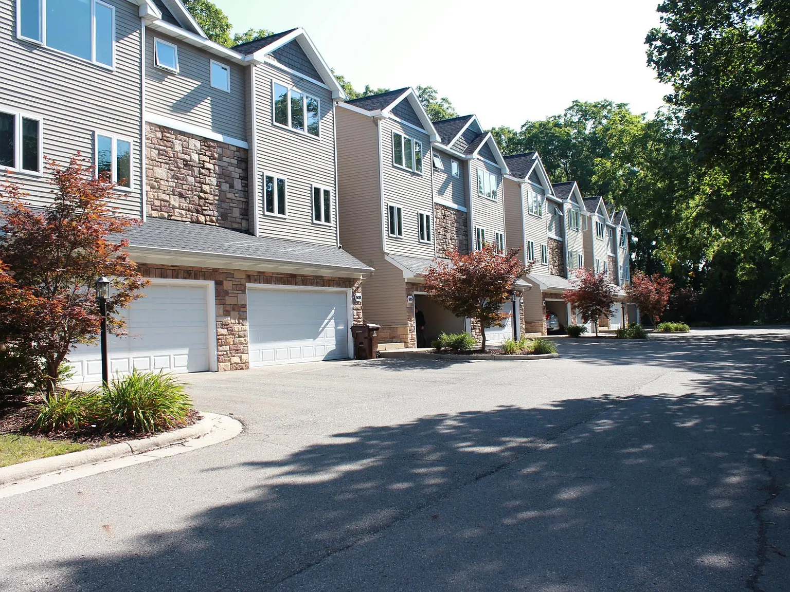 3 bed, 2.5 bath, 2000 sqft, $2,750 — Photo 1