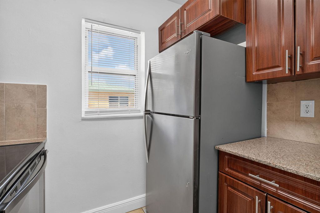 909 Pine Dr APT 9, photo 3