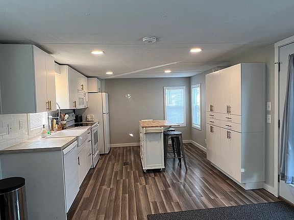 Bright kitchen, pantry & DW