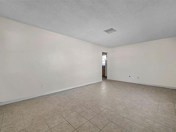 4th image of 926 Lake Palms Dr