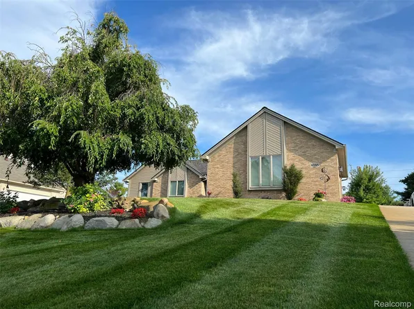 9095 Rotondo Dr, Howell, MI 48855
