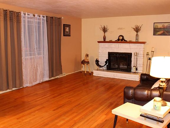 3rd image of 15718 W Wellesley Ave