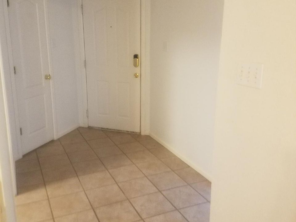 Entry/Entry Closet