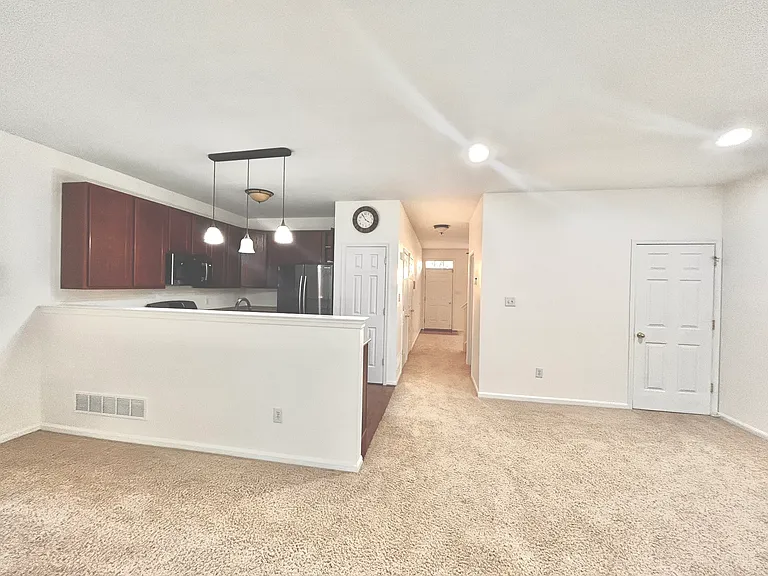1077 Tudor Dr — Photo 5