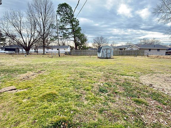 3rd image of 908 W Commercial St