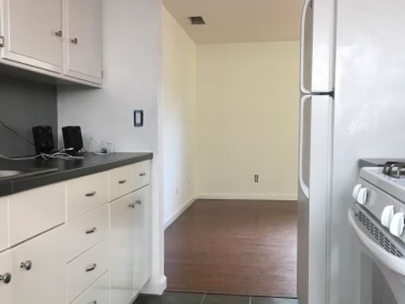 4th image of 3924 7th Ave