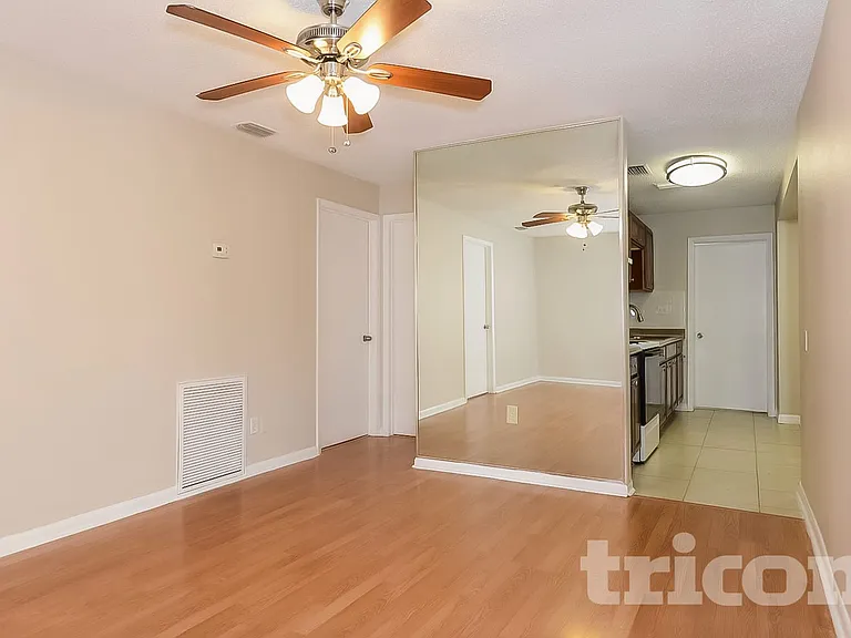 10014 N Oklawaha Ave — Photo 4