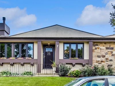 7 Stonehearth Sq, Indian Head Park, IL, 60525