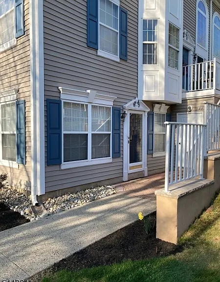609 Magnolia Ln — Photo 2