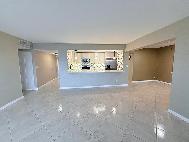 401 Golden Isles Dr #913 — Photo 8