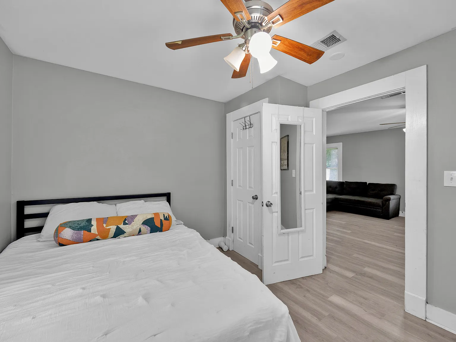 2 bed, 901 sqft, $1,900 — Photo 2